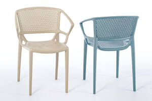 Aus allen Perspektiven wird die Leichtigkeit des Stuhls erkannt